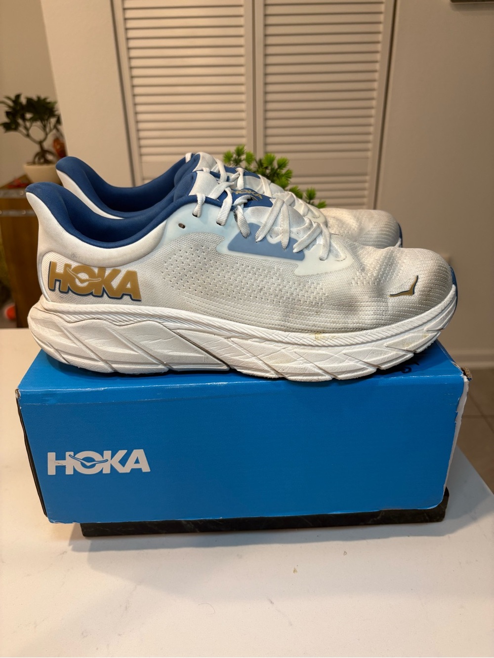 Hoka One One Arahi 7 Glacier White Navy Men’s size 11 wide running shoes